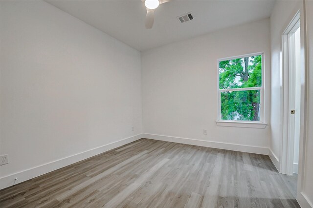 unfurnished room featuring light wood-type flooring, ceiling fan, and baseboards
