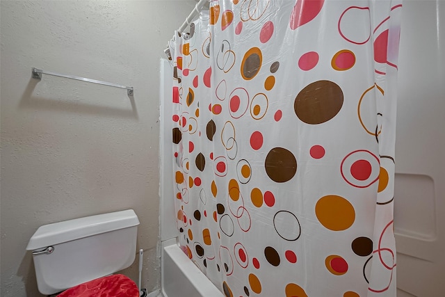 9009 Richmond Ave Unit 613, Houston, TX 77063 - full bathroom with toilet and shower / tub combo with curtain