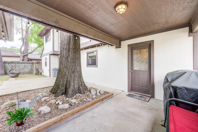 entrance to property with fence