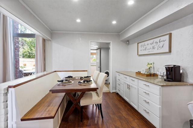dining space with crown molding, dark wood-style flooring, healthy amount of natural light, recessed lighting, and baseboards