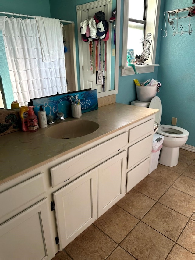 full bathroom featuring tile patterned floors, vanity, toilet, and a shower with shower curtain