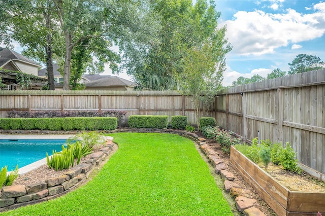 view of yard featuring a garden