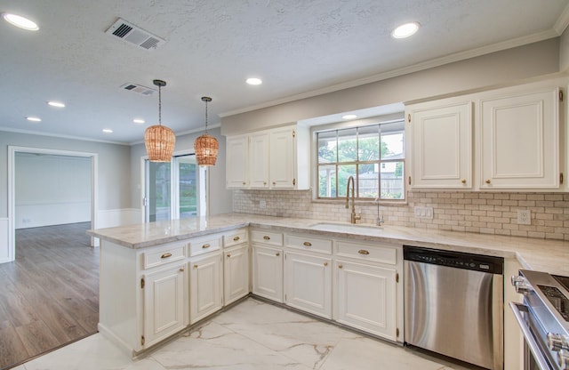 11022 Riverview Dr, Houston, TX 77042 - kitchen featuring a peninsula, a sink, stainless steel dishwasher, visible vents, and range