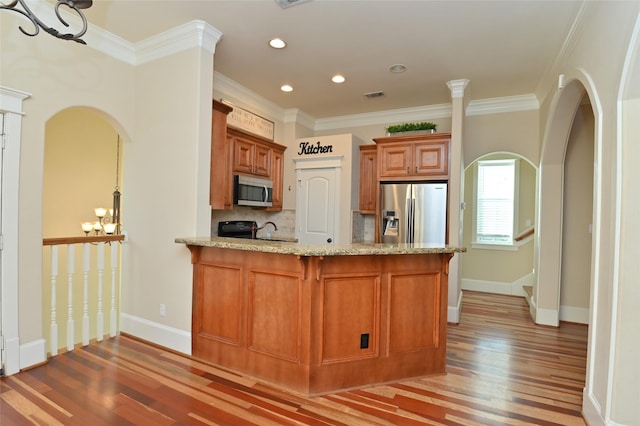kitchen with an inviting chandelier, light wood-style flooring, visible vents, and appliances with stainless steel finishes