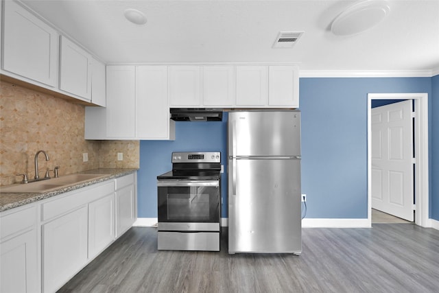kitchen with a sink, stainless steel appliances, white cabinetry, light wood-type flooring, and under cabinet range hood