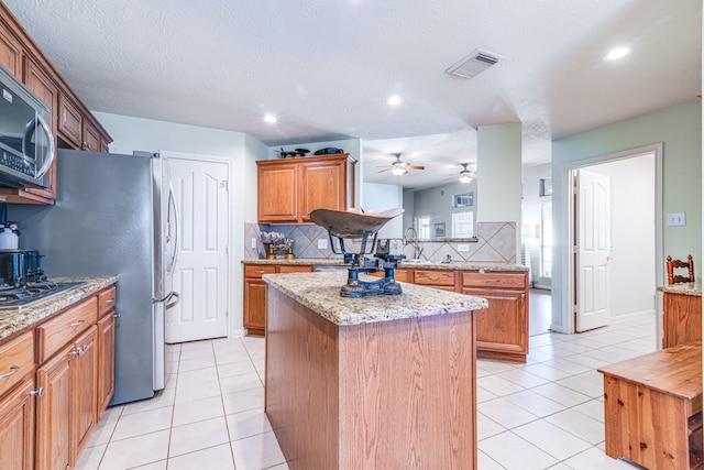 410 Scarlet Sage Dr, League City, TX 77573 - kitchen featuring stainless steel appliances, a center island, a ceiling fan, decorative backsplash, and recessed lighting