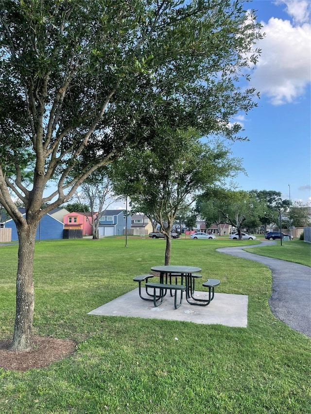 10314 Sommerville Ave, Houston, TX 77041 - surrounding community with a yard