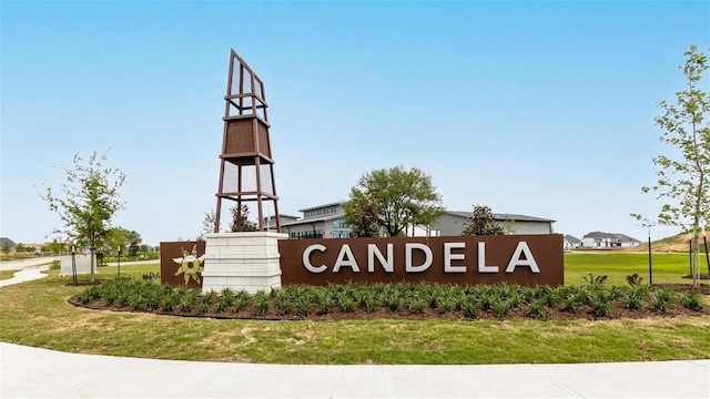 community sign with a yard