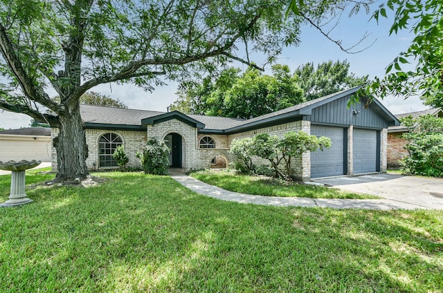 7635 Dawnridge Dr, Houston, TX 77071 - single story home featuring a front yard, a garage, brick siding, and driveway