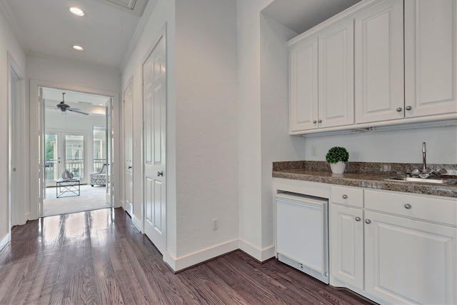 bar with a sink, dark wood-style floors, baseboards, a ceiling fan, and recessed lighting