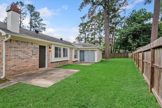 view of yard featuring a patio area