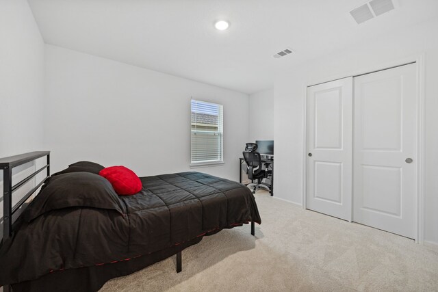 bedroom featuring carpet flooring, baseboards, and a closet