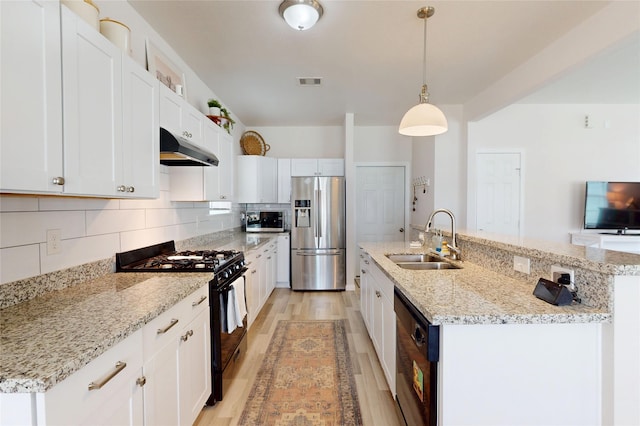 kitchen featuring black appliances, a sink, under cabinet range hood, light wood-style floors, and an island with sink