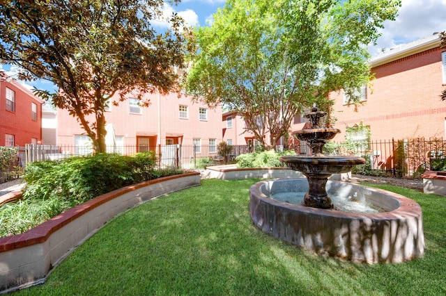 718 Roy St, Houston, TX 77007 - view of home's community with fence and a lawn