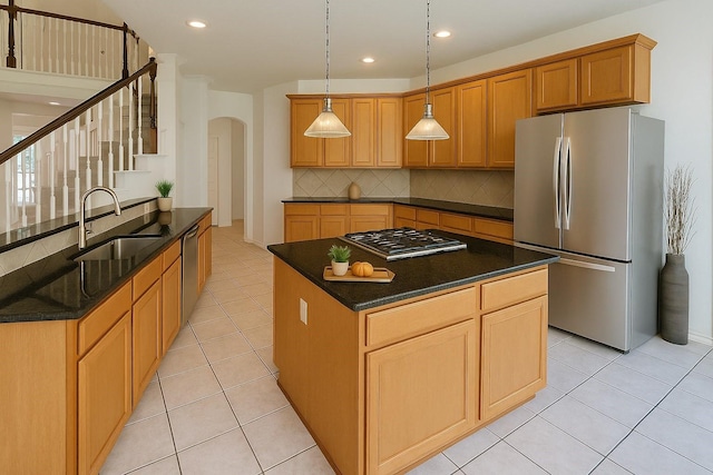 6334 Goodlowe Park, Sugar Land, TX 77479 - kitchen featuring stainless steel appliances, arched walkways, a sink, a kitchen island, and decorative backsplash