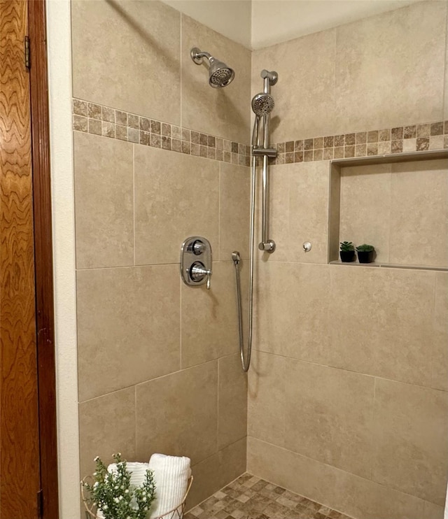 1618 Monroe Dr, Deer Park, TX 77536 - bathroom with tiled shower