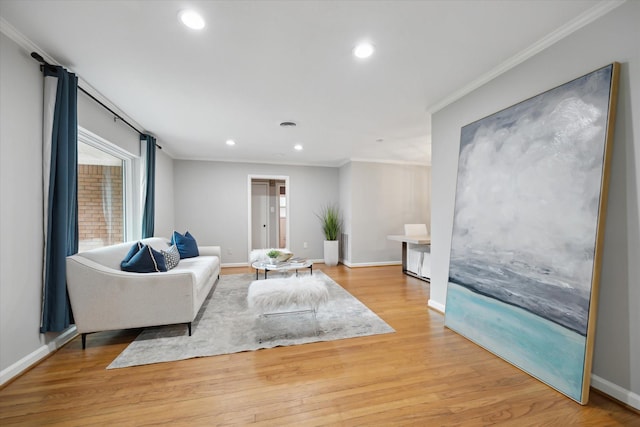 living room featuring ornamental molding, recessed lighting, light wood-style flooring, healthy amount of natural light, and baseboards