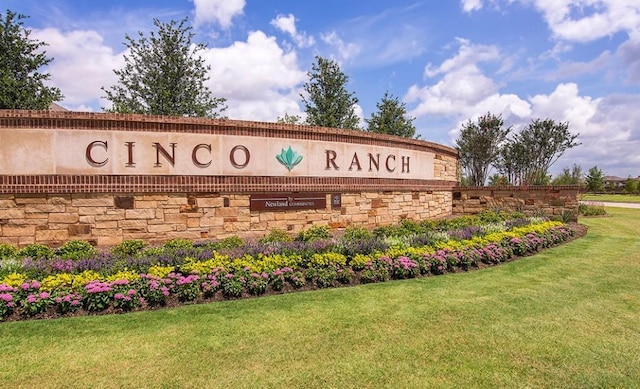community sign featuring a yard