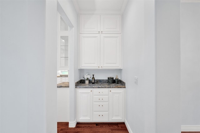 522 Rancho Bauer Dr, Houston, TX 77079 - indoor bar featuring dark wood-style flooring and baseboards