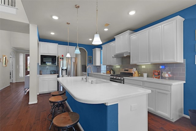 9615 Carson Ln, Iowa Colony, TX 77583 - kitchen with appliances with stainless steel finishes, a sink, tasteful backsplash, a kitchen breakfast bar, and a center island with sink