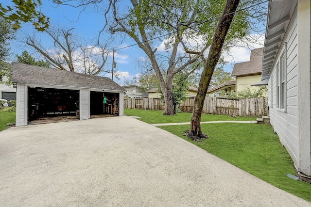 1215 Ashland St, Houston, TX 77008 - view of yard featuring an outdoor structure and a detached garage
