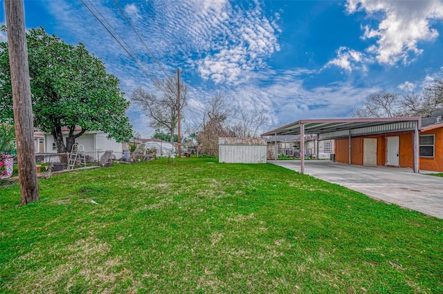 view of yard with a carport and driveway