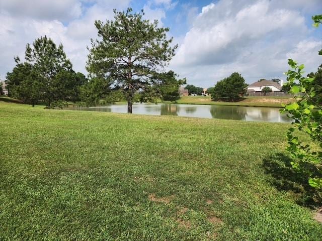view of grassy yard featuring a water view