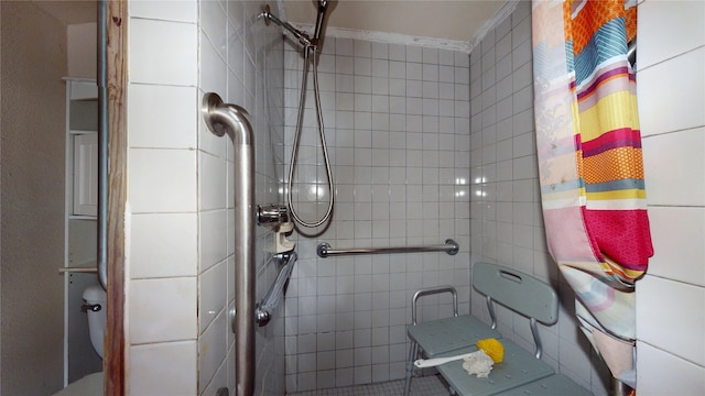 415 Briarcliff Dr, Houston, TX 77076 - bathroom featuring tiled shower and ornamental molding