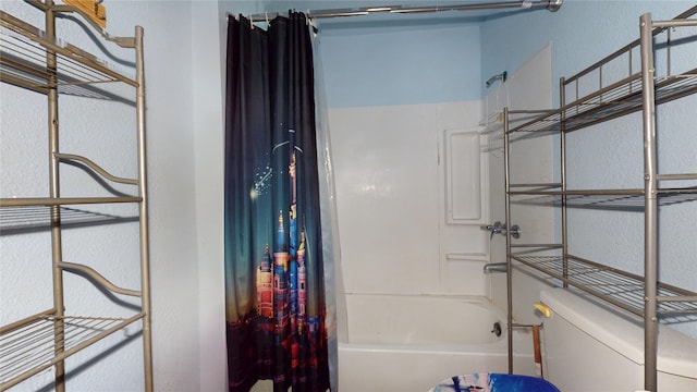 415 Briarcliff Dr, Houston, TX 77076 - full bath featuring shower / tub combo with curtain and toilet