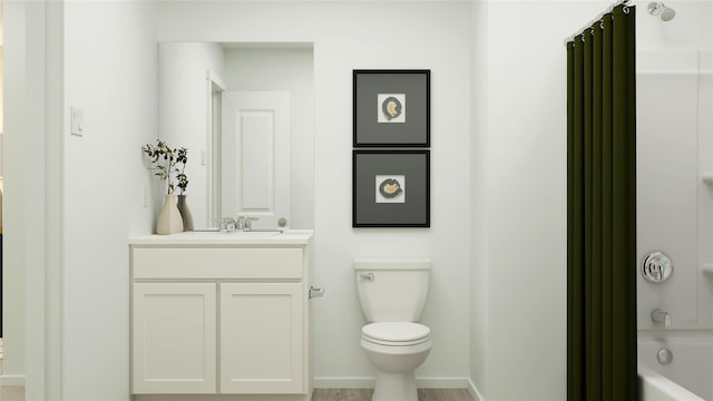 full bath with baseboards, toilet, vanity, and shower / bath combo with shower curtain