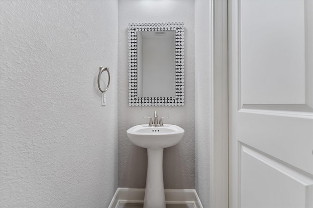 929 Oak St, Houston, TX 77018 - bathroom featuring a textured wall