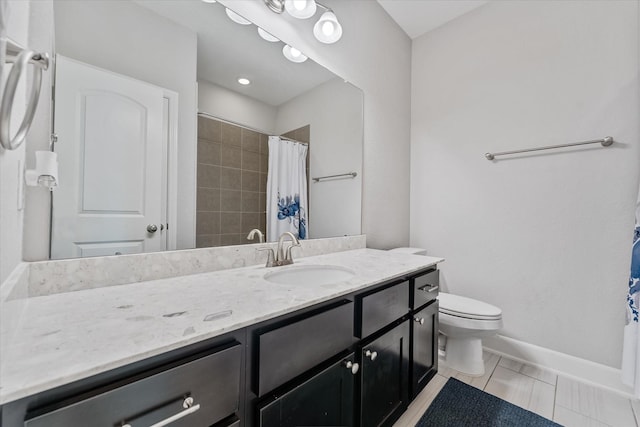 929 Oak St, Houston, TX 77018 - full bath featuring baseboards, vanity, toilet, and curtained shower