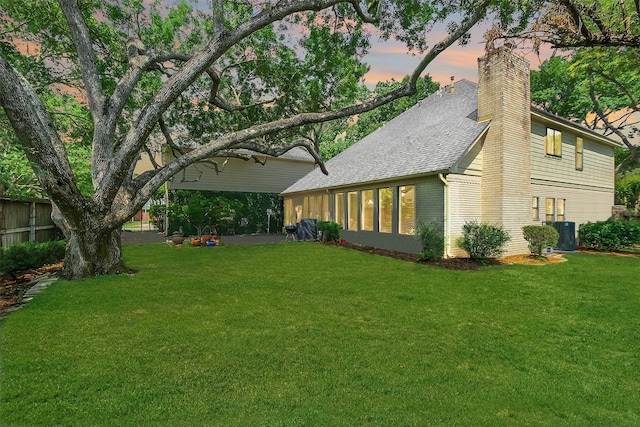 view of yard at dusk