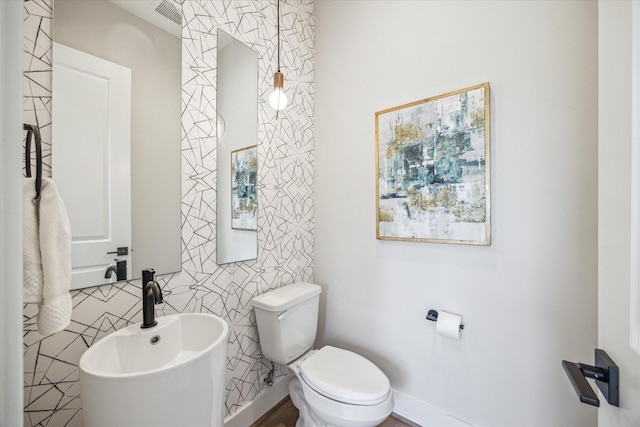 526 Janisch Rd, Houston, TX 77018 - half bath featuring toilet, a sink, and tile walls