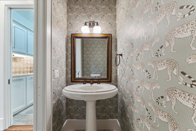 6216 Queenswood Ln, Houston, TX 77008 - bathroom featuring wallpapered walls