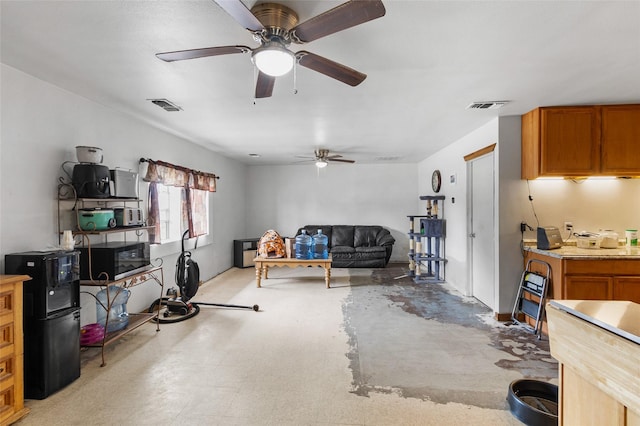 4429 W State Highway 31, Corsicana, TX 75110 - living area with ceiling fan