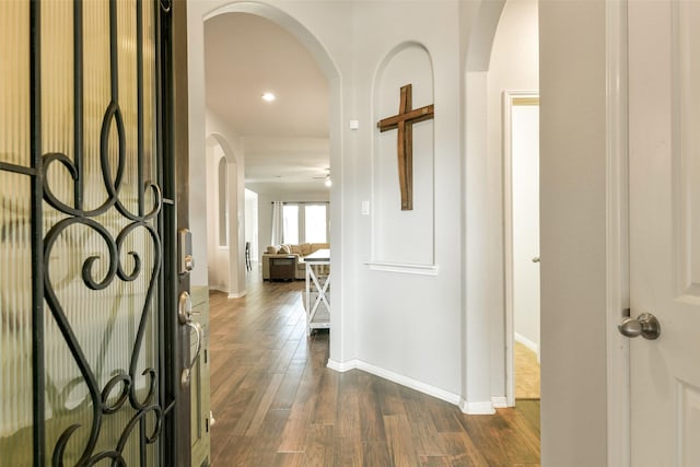 2514 Copper Fields Dr, Rosharon, TX 77583 - foyer entrance featuring arched walkways, dark wood-type flooring, baseboards, and recessed lighting
