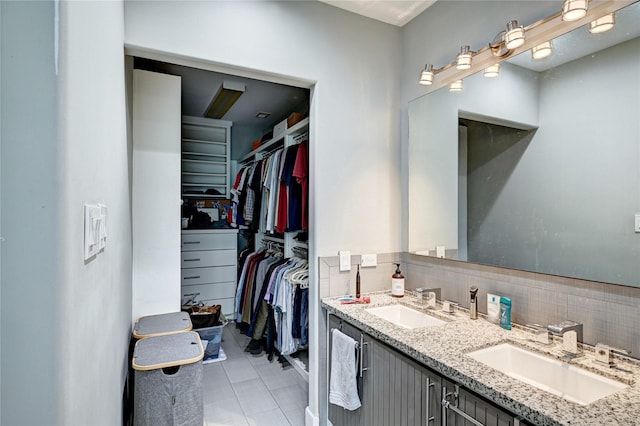 5507 Darling St, Houston, TX 77007 - full bath with backsplash, a walk in closet, and double vanity