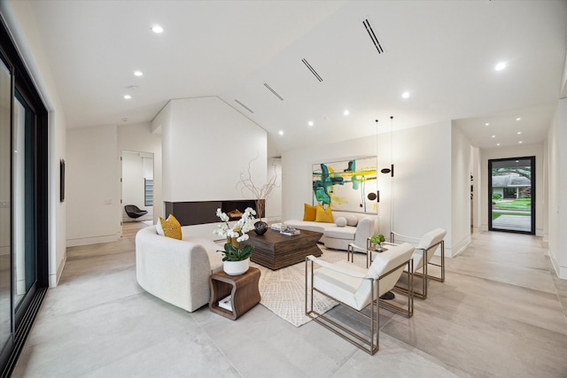5686 Bayou Glen Rd, Houston, TX 77056 - living area featuring recessed lighting, concrete floors, vaulted ceiling, and baseboards