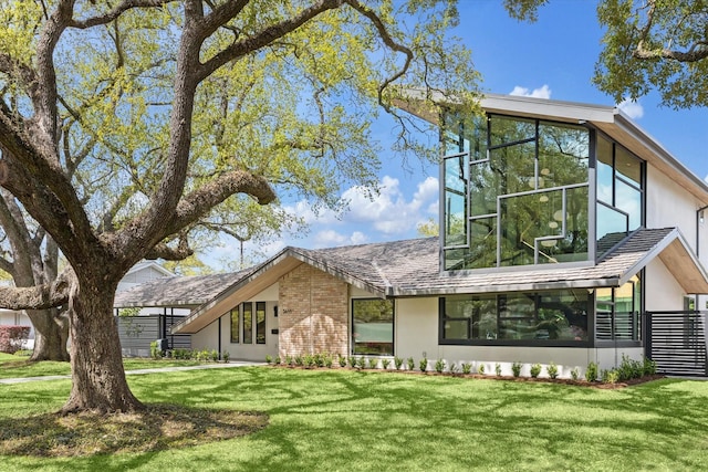 5686 Bayou Glen Rd, Houston, TX 77056 - view of front facade featuring a front lawn and a sunroom