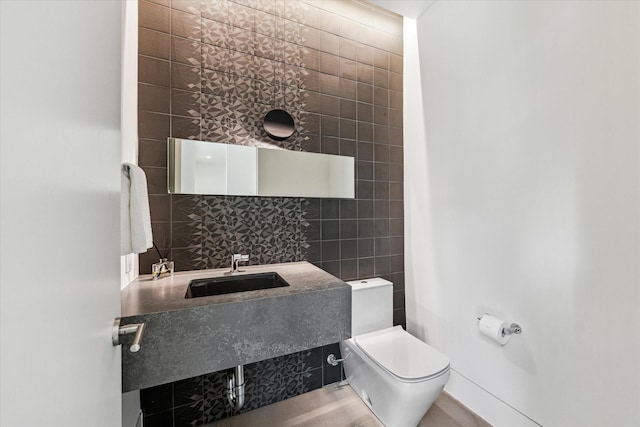 5686 Bayou Glen Rd, Houston, TX 77056 - half bathroom featuring toilet, a sink, baseboards, and backsplash