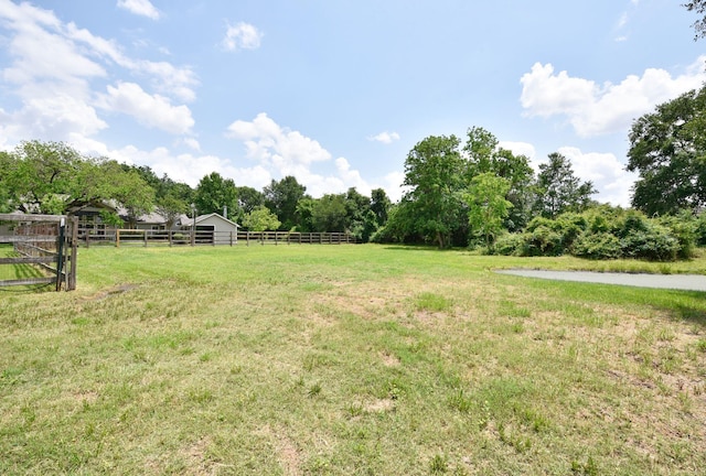 view of yard featuring a rural view