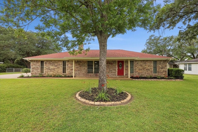 985 Sunnyside Dr, Bridge City, TX 77611 - ranch-style home with a front yard and brick siding