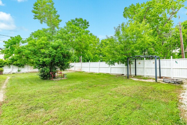 view of yard featuring a pergola