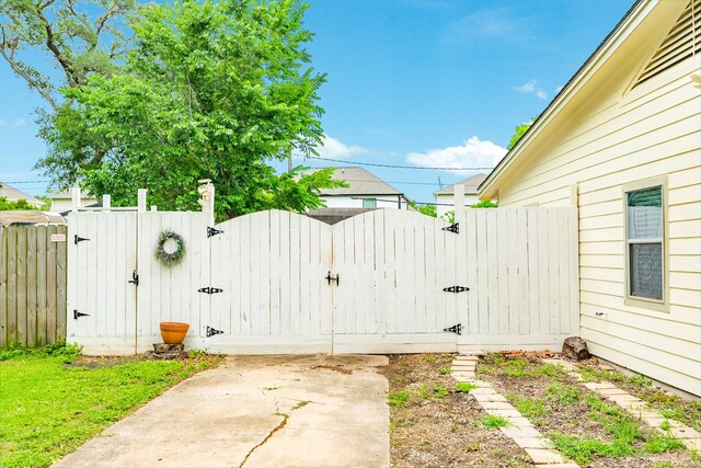 gate featuring fence