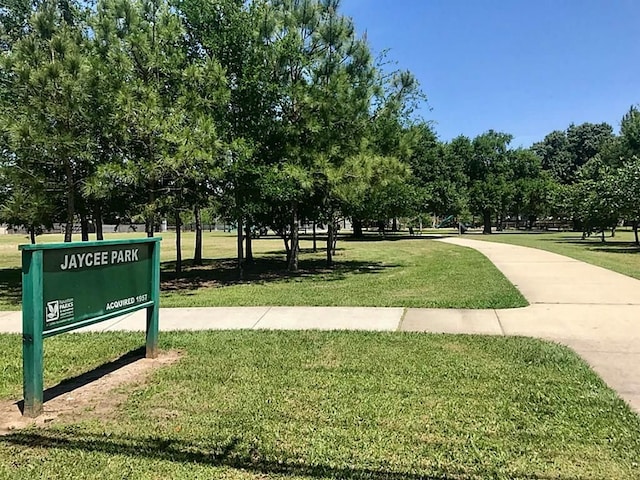 view of property's community featuring a lawn