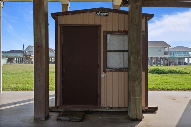 view of outdoor structure featuring a residential view and an outdoor structure