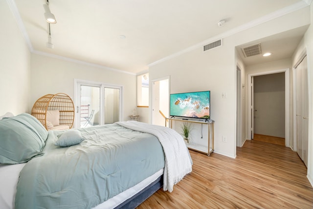 2100 Huldy St Unit 4, Houston, TX 77019 - bedroom featuring light wood-style flooring, crown molding, and baseboards