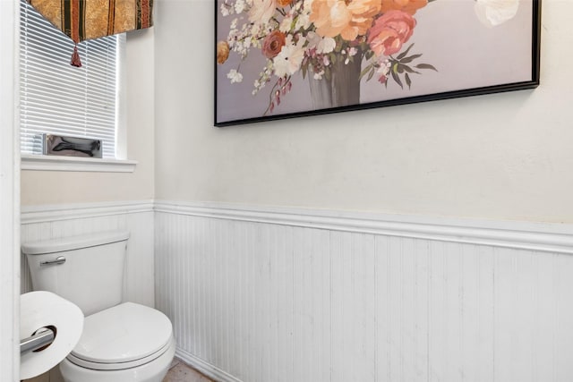2112 Shadow Bay Cir, League City, TX 77573 - bathroom with wainscoting and toilet