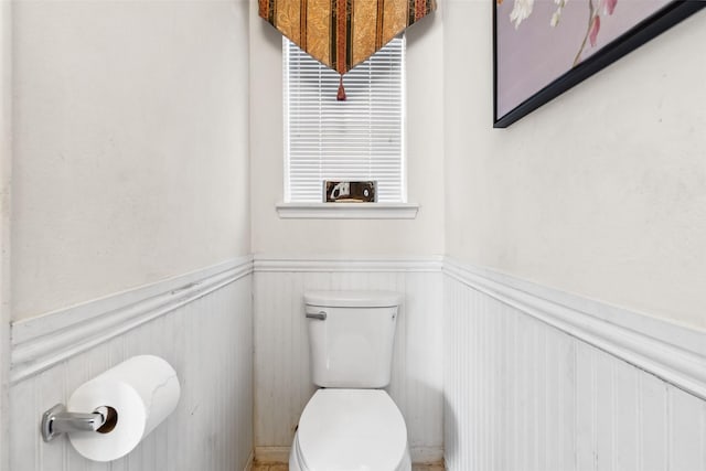 2112 Shadow Bay Cir, League City, TX 77573 - bathroom featuring wainscoting and toilet